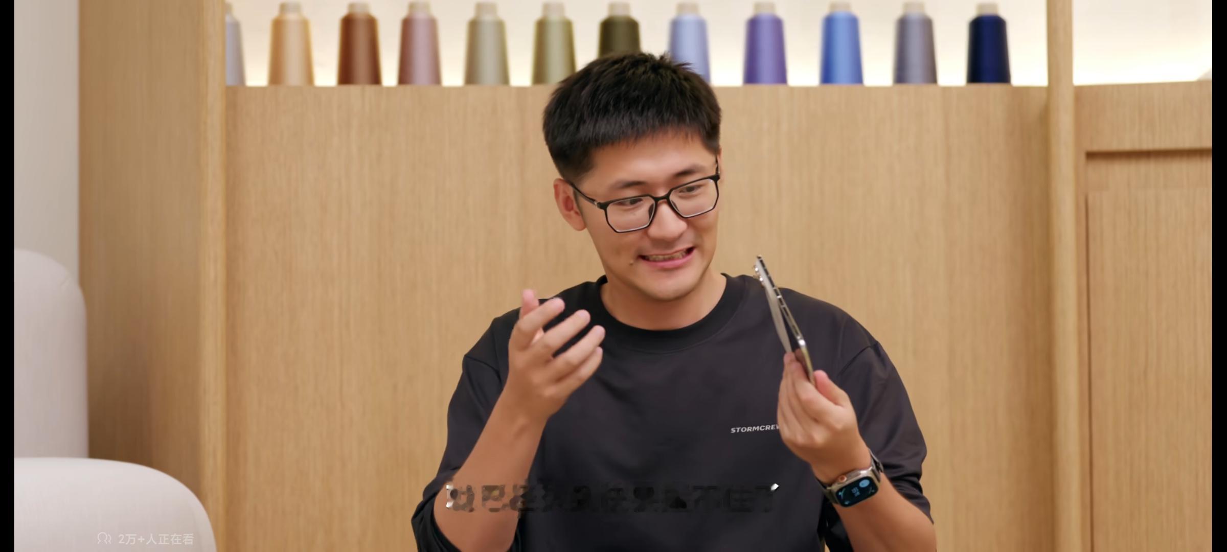 iPhoneDuo竟这么多缺点？看飓风影视怎么说
看完飓风影视iPhoneDuo的测评，总结了一下iPhoneDuo的缺点
1、重量超到250g，机身重量算比较重的，但好在展开不会觉得很重。
2、左手党不友好，iPhoneDuo的操作方式针对左手单手操作十分困难。
3、屏幕耐磨性不好，在飓风影视测试