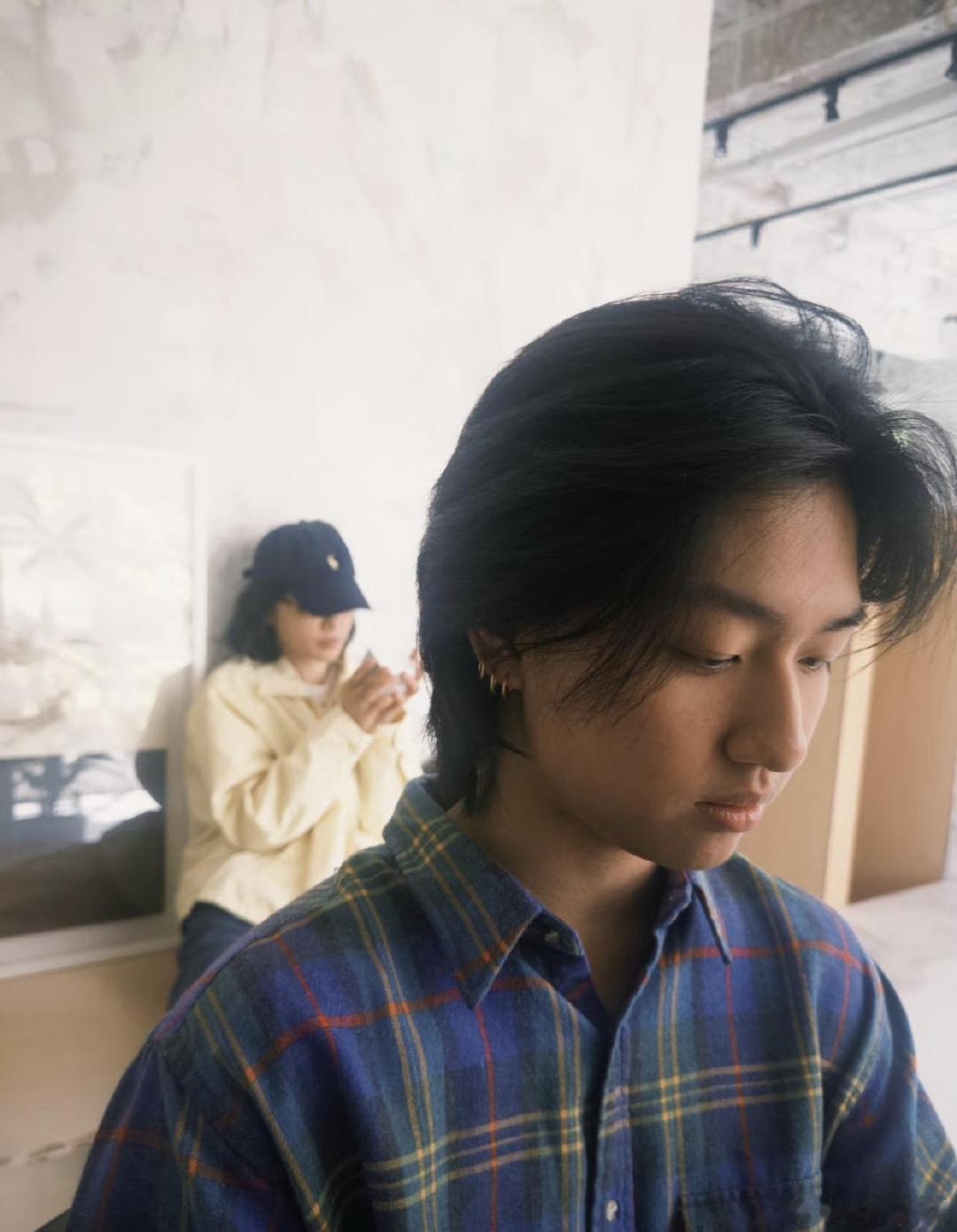 18岁元宝长发遮脸被当成女孩，白百何一句“爆改狮子头”亲手剪出个帅小伙，身高超妈又撞脸张子枫，这不出道等啥呢 ​