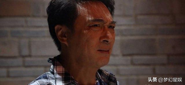 64岁吴镇宇在成都探店，尝试兔头之后直接吐了出来，直言网红店商业化太重，味道并不理想。网友调侃，怕是把全成都最难吃的店给找到了[捂脸]