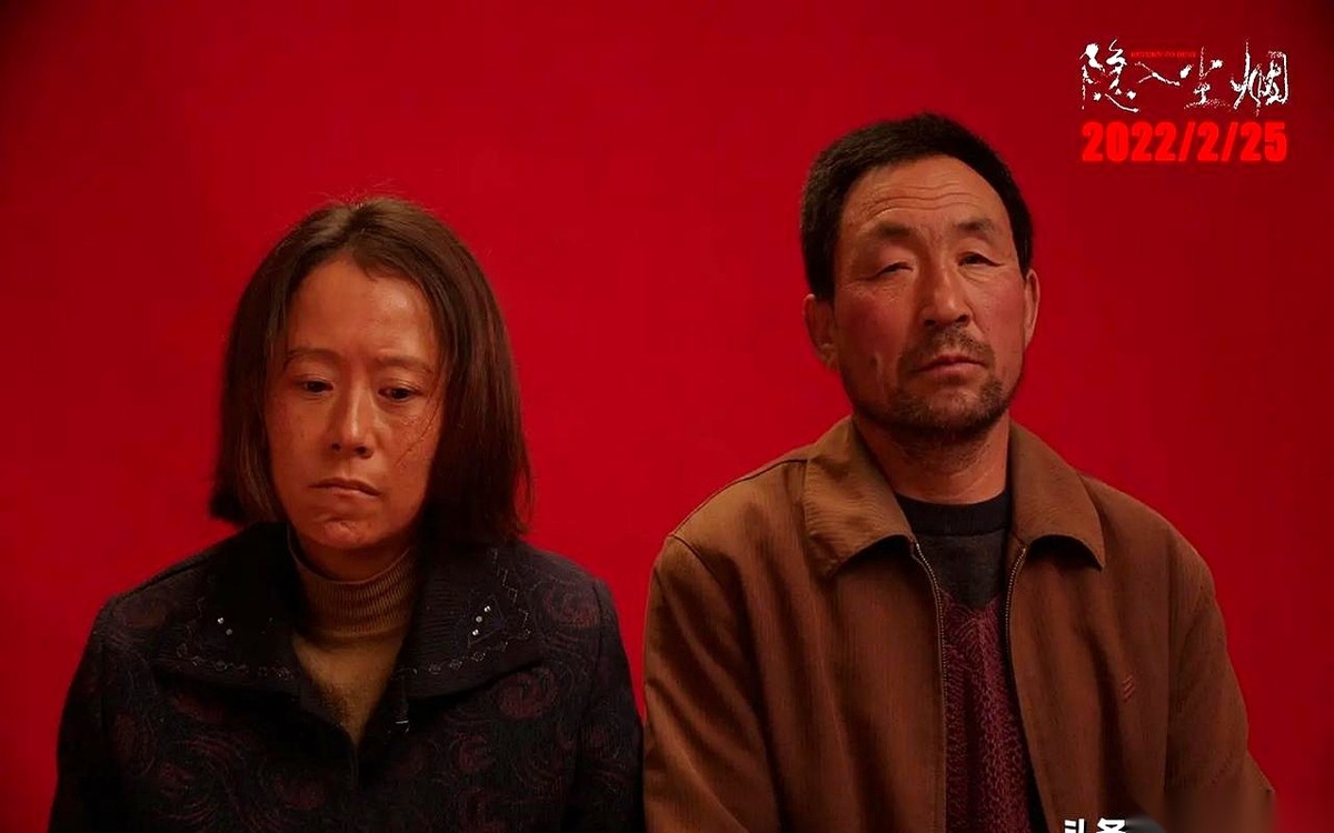 海清自愿扮丑拿出了大银幕上最好的表演，片子却因题材争议被各大平台主动下架。
她出演张桂梅老师在神似上被评价压过宋佳，紧接着又被编导处理不当的硬伤拖累。
那些原本触手可及的奖项至今没有一个写上她的名字。
职场里最让人憋屈的事，莫过于你把自己的活儿干到了极致，最后却得替别人的纰漏买单。
扮丑、把自己踩进