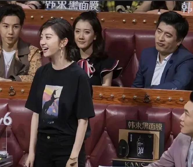 2017年火星情报局那期，杨迪当面问景甜为啥砸了那么多大制作还是不红，结果洗个脸就火了。景甜笑着自嘲说早知道洗脸能火就洗个澡，全场乐呵呵的。可镜头扫到后排张雪峰，全程没插嘴，那眼神像把什么都看透了。后来才明白，资本能把资源堆到你面前，却按不住观众的头让他们喜欢你。景甜那些年演了多少大片，观众记住的偏