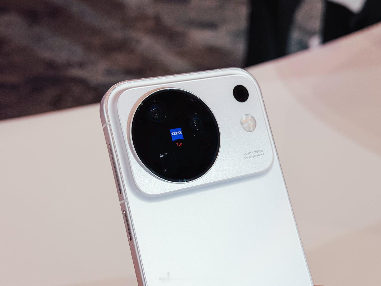 在 #2026vivo开发者大会# 现场，看到了还没正式发布的 #vivo X500系列# 和 iQOO 16 ，这俩的设计风格，有没有戳中你？[馋嘴] ​