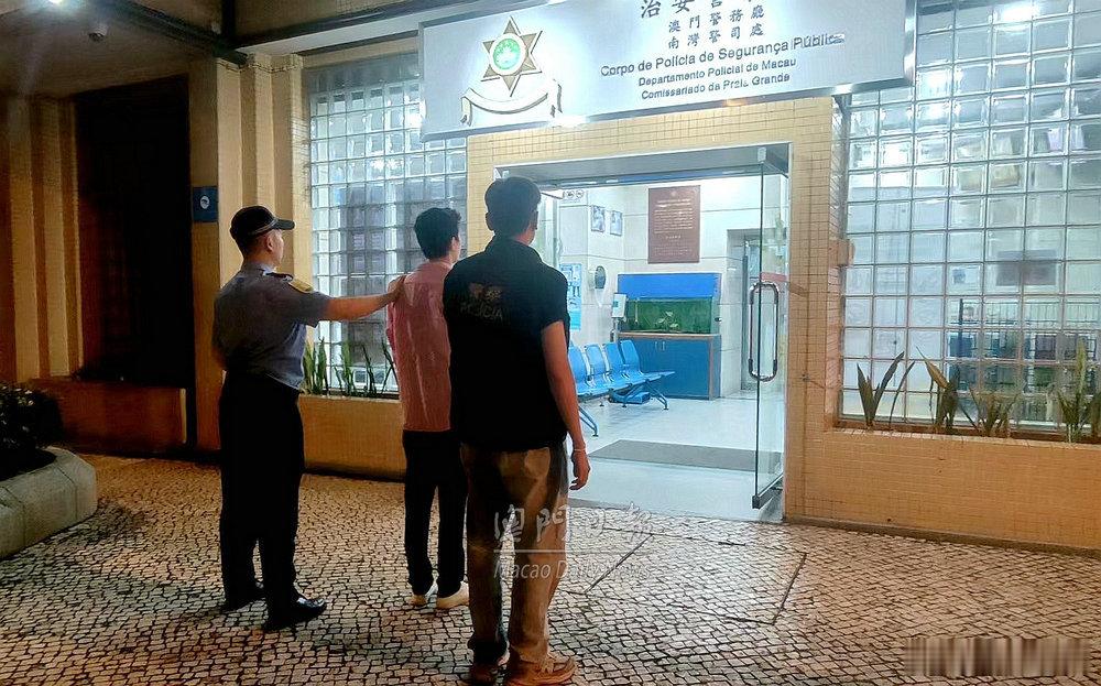【涉盗服装店六衣物 内地汉再入境被捕】

一名内地男子今年5月下旬在耶稣会纪念广场附近某服装店涉嫌盗窃6件衣物，日前经横琴口岸澳门口岸区再次入境本澳时被治安警截获拘捕，有人供认犯案。

被捕内地男子姓卜，30余岁，报称无业。治安警落案控以“盗窃罪”，案件移送检察院侦办。

今年5月23日晚上约 ​