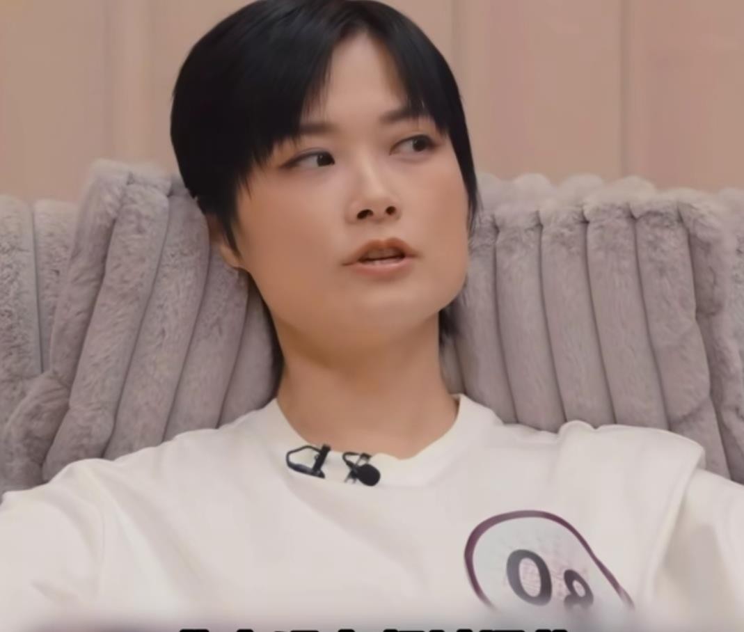 李宇春当面问周笔畅想没想过退休，周笔畅说顺其自然，没个确切时间。李宇春接了一句：我想过，因为生病，还有这几年的节奏。就这一句，把多少人的心事勾出来了。她俩2005年站上同一个舞台，一个冠军一个亚军，风风雨雨走了二十年，坐一块聊的居然是“什么时候能停下来”。李宇春这些年身体什么状况，关注她的人都知道。
