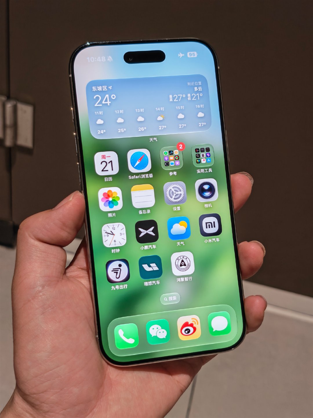 #苹果不建议给iPhone贴膜#

别的型号我不清楚哈，至少我iPhone Air不贴膜用好几个月了，一点划痕都没有，而且我用的特别糙。

还有我的荣耀Magic V6，这手机的外屏更猛更黑，V6是我的主力机，没贴膜，一个月摔2次，每天放包里和各种东西摩擦，用了7-8个月了，也一点事儿都没[捂嘴哭] ​