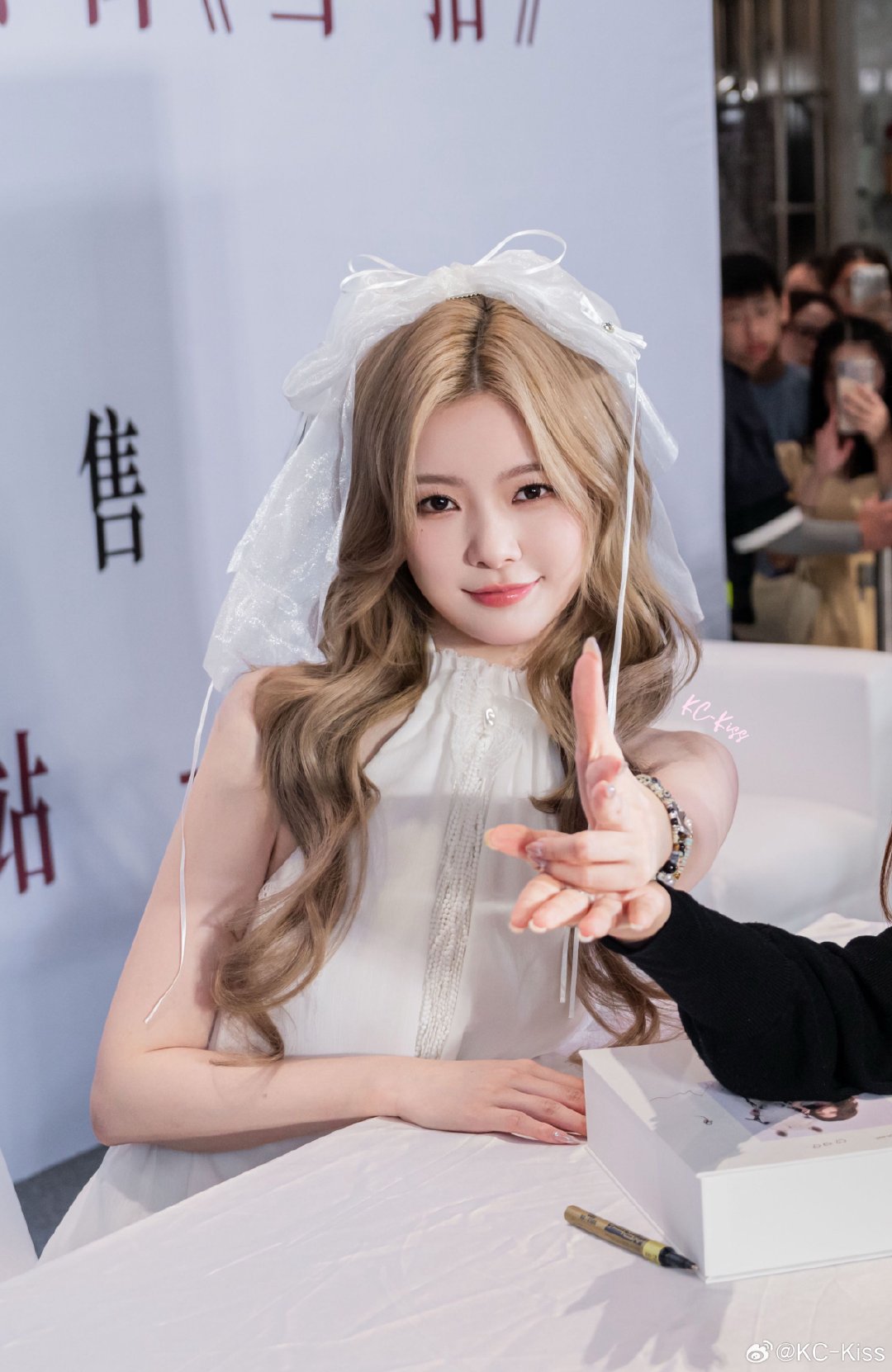 #陈卓璇[超话]#  
不許動🔫
雙手舉過頭頂
​