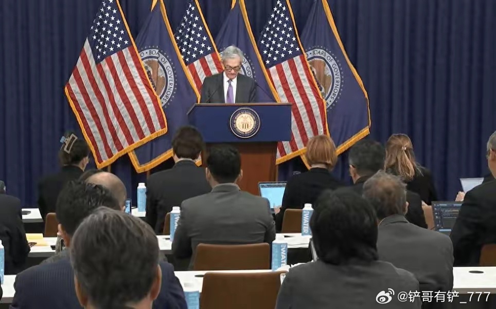 贝森特在CNBC镜头前玩起了“太极”，被问到对伊朗制裁是否带上中国时，一句“许多对话最好私下进行”就把皮球踢开了。

这看似是外交辞令的模糊，实则是美国制裁工具箱失灵的信号。咱们之前聊过美债和石油美元的松动，逻辑其实是通的：当中国买下伊朗八成以上的海运原油，且手握阻断禁令时，美国的“最 ​