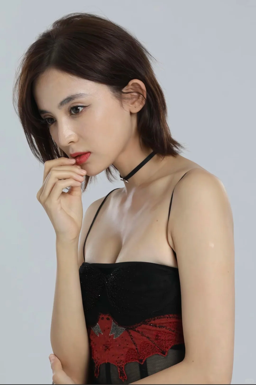 古力娜扎以前年轻的时候，身材真的非常有料！  尤其是上围曲线，丰满傲人...