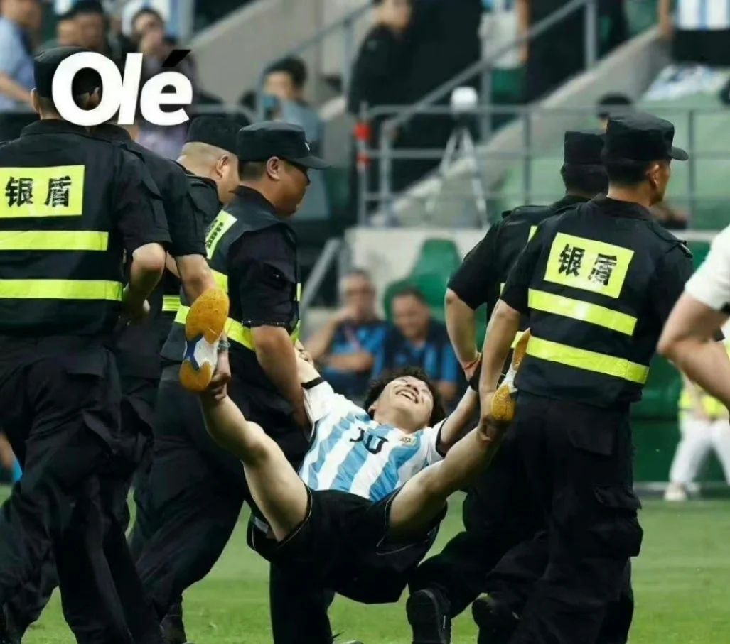 被抬走都是欢乐的，梅西风头被抢光了