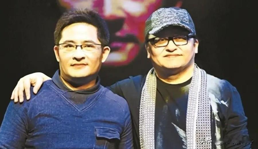哥哥刘欢去世第3天，53岁亲弟弟还在电台剪音频：一首歌被全国听众认错十年，他死活不沾哥哥的光
2026年9月25日上午9点52分，刘欢在上海病逝，对外经济贸易大学次日发布讣告，遵照遗愿不举行追悼会。消息传到北京广播电视台二楼导播间时，刘啸正戴着耳机听《欢乐正前方》的节目回放，他摘下耳机搁在控制台边上