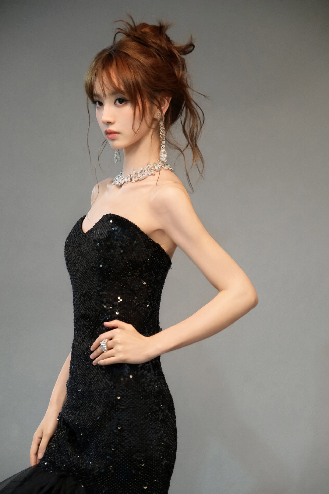 #田曦薇 比珠宝更闪耀的是脸蛋# 美美欣赏完田曦薇美貌准备看一下评论区才发现小田戴着如此重工的珠宝……比珠宝更闪耀的是田曦薇的脸蛋吧！！我们小田绝对是真人版奇迹暖暖来的，敢问还有哪种风格是田曦薇驾驭不了的！！ ​