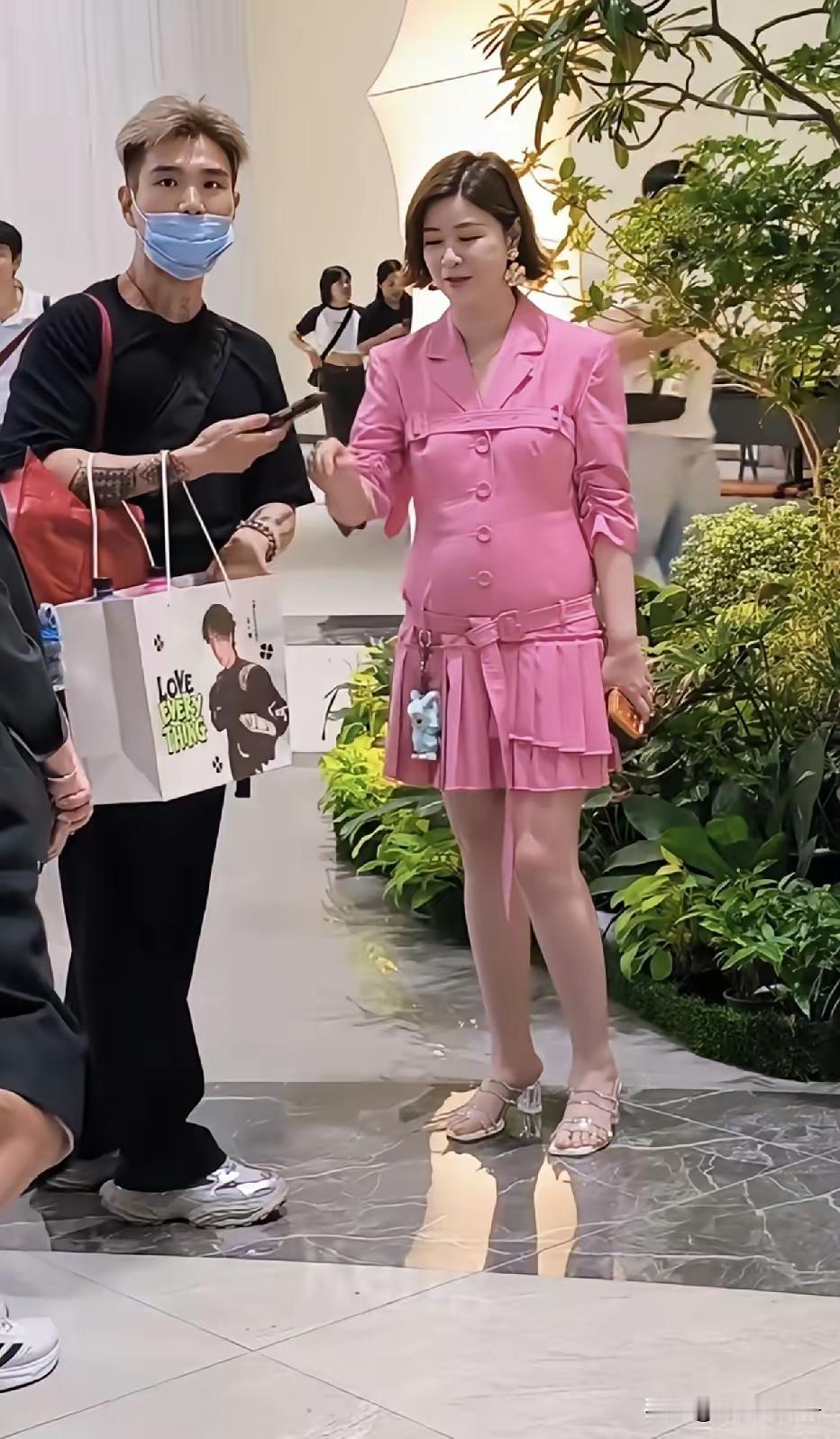 说句掏心窝子的话
我严重怀疑
杜华身边的人，都没人敢说真话，因为这么尴尬的衣服，她都敢穿出门。

杜华穿这套衣服，肚子上的肥肉好明显，还把胸围给勒住，不知道的，还以为她怀孕六七个月呢。

杜华敢这样出门，我估计她身边的人，应该都是不敢和她说实话的。

但凡有人敢提醒一下，她都不会穿那么难看的衣服出门