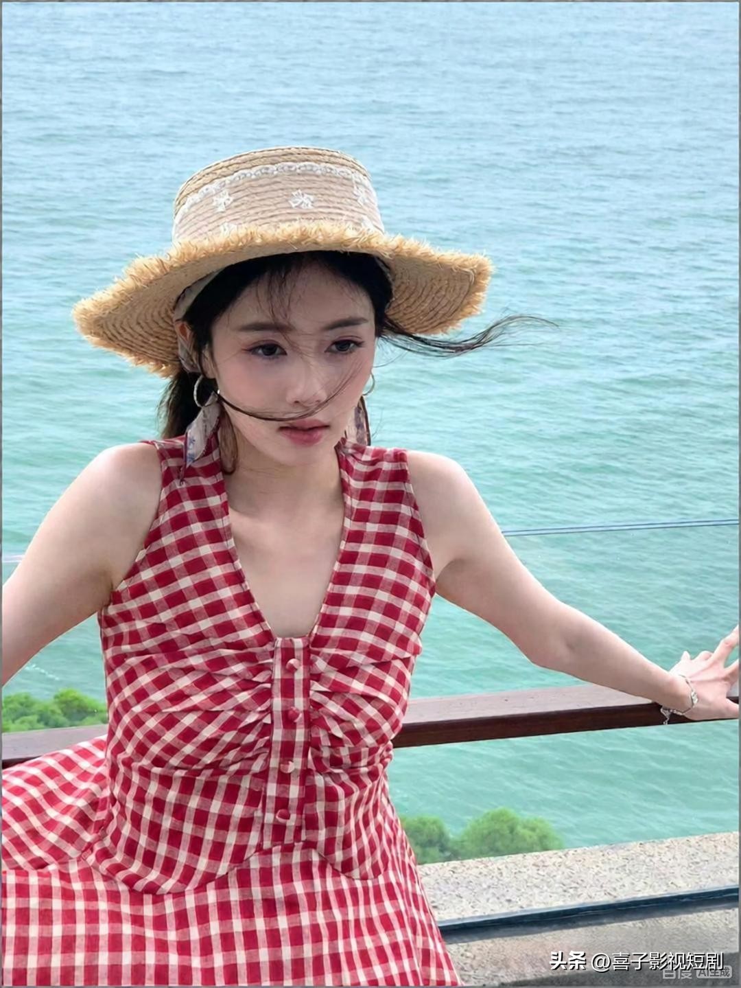 海边落日把整片浪尖都染成暖金色，白鹿穿着碎花吊带裙踩在沙滩上跑，碎发被海风糊在脸颊边，连助理喊停都没听见。
这是她新剧《开到荼蘼》里的海边戏份，前几天刚拍完和常华森的吻别桥段，这会儿转头就对着海浪笑出梨涡，完全从虐恋角色里抽离了出来。
之前她拍武打戏腿上留的淤青还没消，踩在礁石上走位时脚步放得很轻，