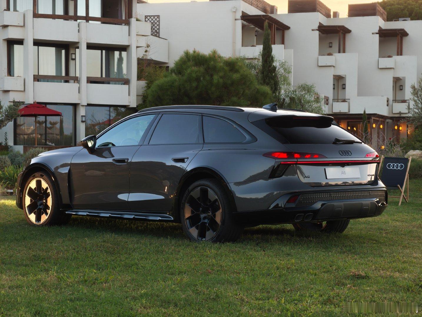 实拍夕阳下的A6 Allroad

真是旅行车的典范，

我认为是近年内最好看的Wagon，

甚至是BBA最好看的油车，

激进但还是保留了品牌原来的感觉。

可惜在中国一台差不多可以买两台A6，在欧洲其实只比普通A6贵几千欧，但进口+大排量这个就没办法。

所以注定是属于孤傲的少数人。 ​