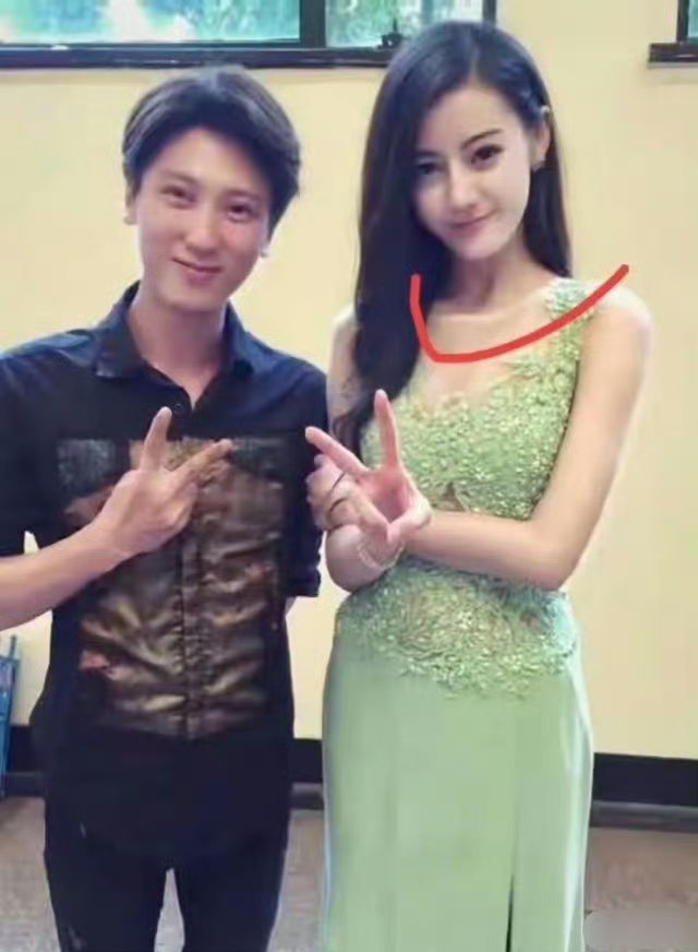 我以为披头散发的美女是景甜呢！仔细一看是迪丽热巴呀 ​​​