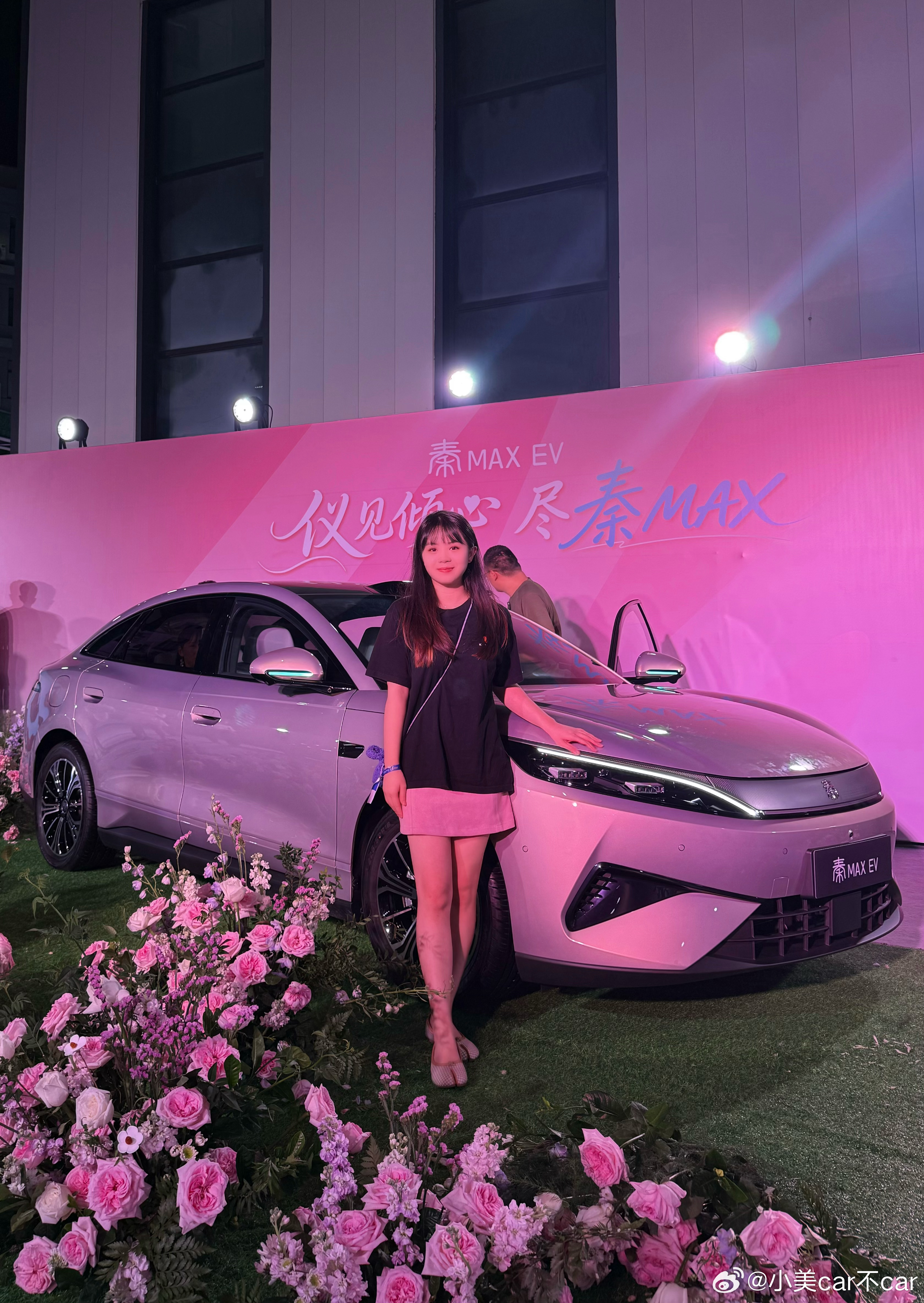 秦MAX是会玩的，和脉动联名上了，敢秦是老司机换上了“含秦脉脉”[偷笑]

10万级的秦都有TBC高速爆胎稳行系统了
给的还是140km的不失控不跑偏[666]

上新了几个新颜色很好看，
能确定的是这几台以后等朋友一定不会被上错车。

划重点，上三个同级最顶给到：插混版满油满电2370km，同级最长320km纯电续 ​