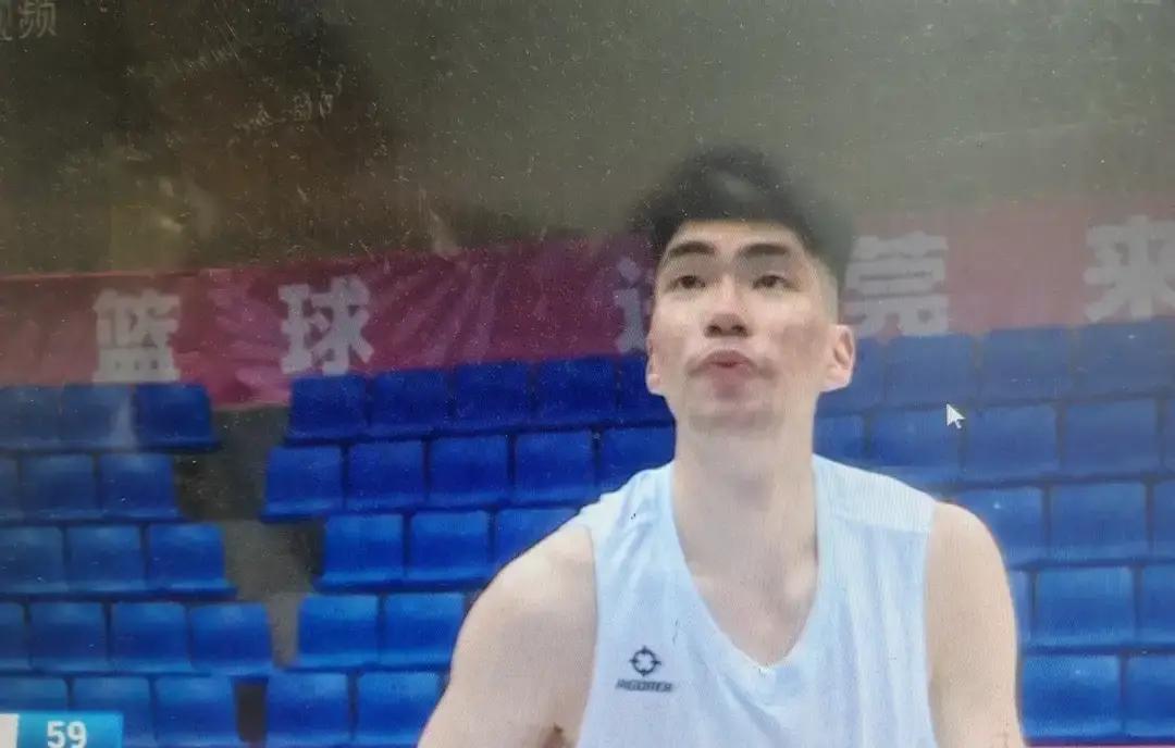 刘维伟带青岛回浙江这仗，明眼人都看得出来，绝对是一块谁都不肯先松口的硬骨头。
青岛开局打得别扭，憋着一股劲要翻身，偏偏刘导对老东家这批人知根知底，战术板上估计早把浙江拆得透透的。
浙江稠州这边看着占优，其实暗礁不少。刘泽一挂彩缝针根本打不了，锋线少了一把能撕咬的尖刀。
最让人揪心的还是余嘉豪。