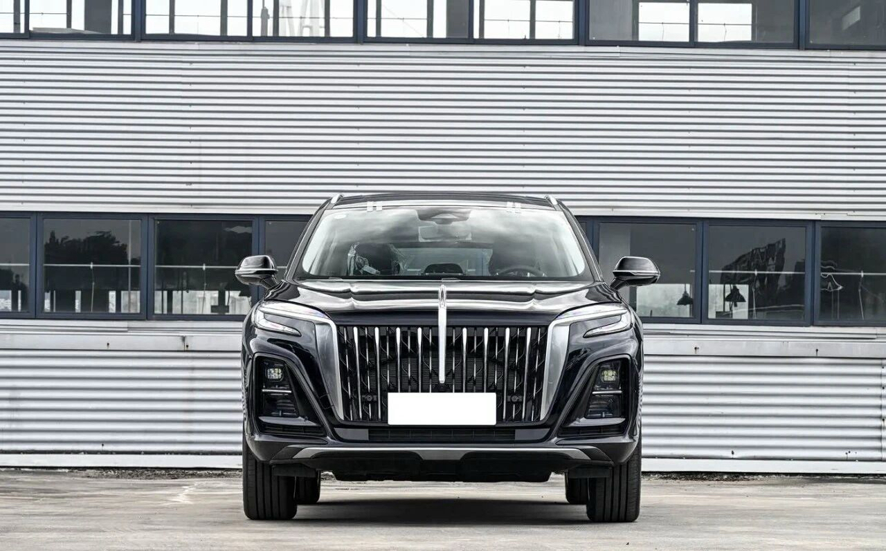 手握15万预算想挑一台有绿牌的家用SUV，又在意品牌质感的朋友不妨留意下。8月18日，2026款红旗HS3 PHEV正式新增两款125km续航版本，经典的红旗家族设计搭配插混省油特质，主打的就是家用通勤的低使用成本。
官方指导价：
125km 劲为版：15.98万元
125km 劲为 PLUS 版：