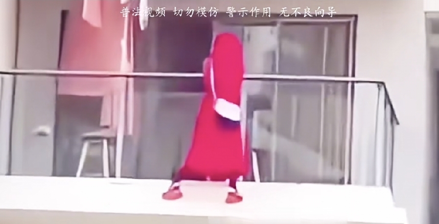 这就是重庆2岁幼童坠楼的事发家里实拍照片，看到这张照片似乎更能感受到出事前家里的状态。

客厅沙发上还摆着孩子最爱的小被子，阳台角落放着那个洗澡桶，窗户敞着，18楼的风从窗口灌进来，吹得窗帘晃来晃去。门锁记录清清楚楚，下午3点23分父子俩进家门，3点26分爸爸就出门遛狗了，把孩子一个人扔在客厅看动画