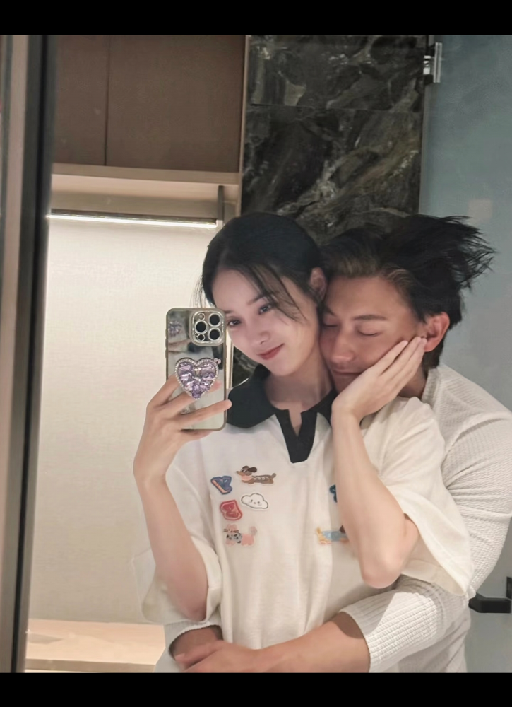 谁能想到，曾经那个眼线飞起、狂傲不可一世的黄子韬，结了个婚，竟被生生爆改成了一只不修边幅的顺毛猫。
8月9日两人直播玩游戏，输了直接互扇脸颊。换作以前，这位暴脾气大少爷早当场翻脸了。结果现在，挨了媳妇的打，转头还能嬉皮笑脸地继续玩对抗路。
以前的他，出镜必须化全妆，造型精致到头发丝。现在呢，经常