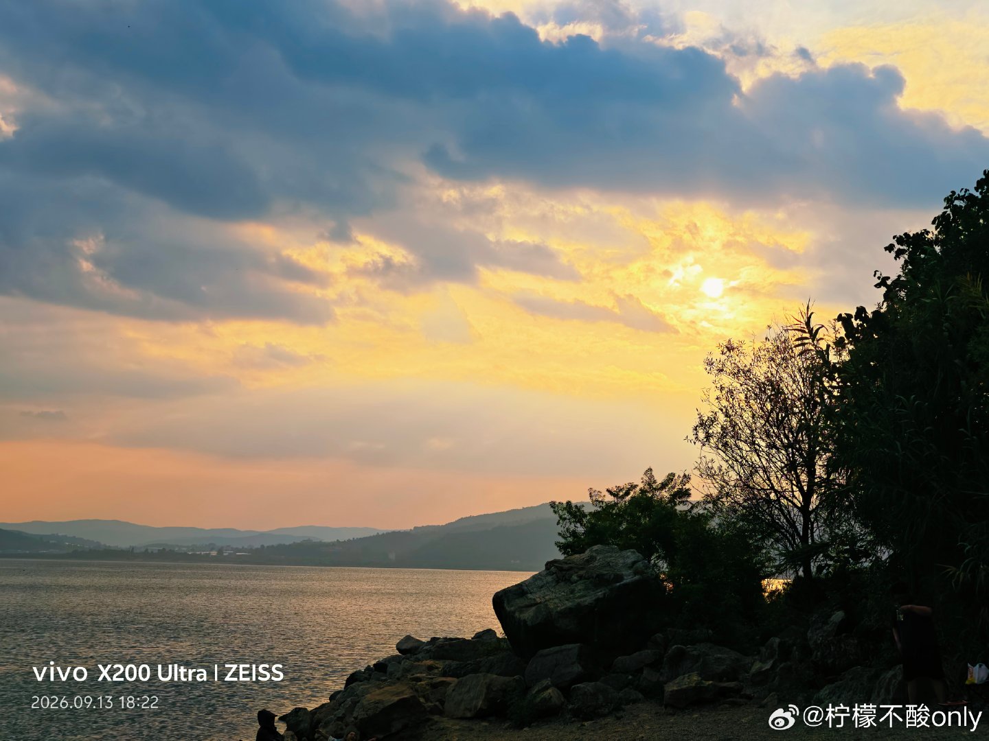 今天抚仙湖的云层有点厚，夕阳没有了。
不过气温依然舒适，小风一吹，太舒服了！
#vivo[超话]#  ​