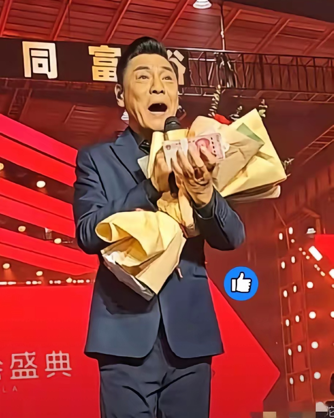 屠洪刚去崔培军公司唱了一趟

到手一厚沓现金

换别人

揣兜里 笑嘻嘻 走人

他没

直接喊话崔培军：

&34;这钱，发给员工&34;

就这一下

格局直接拉开普通人十条街

你以为他是在装？

错了

他比谁都清楚：

老板给的是面子

他退一步

面子变人情

人情变口碑

口碑变下次

而且员工拿