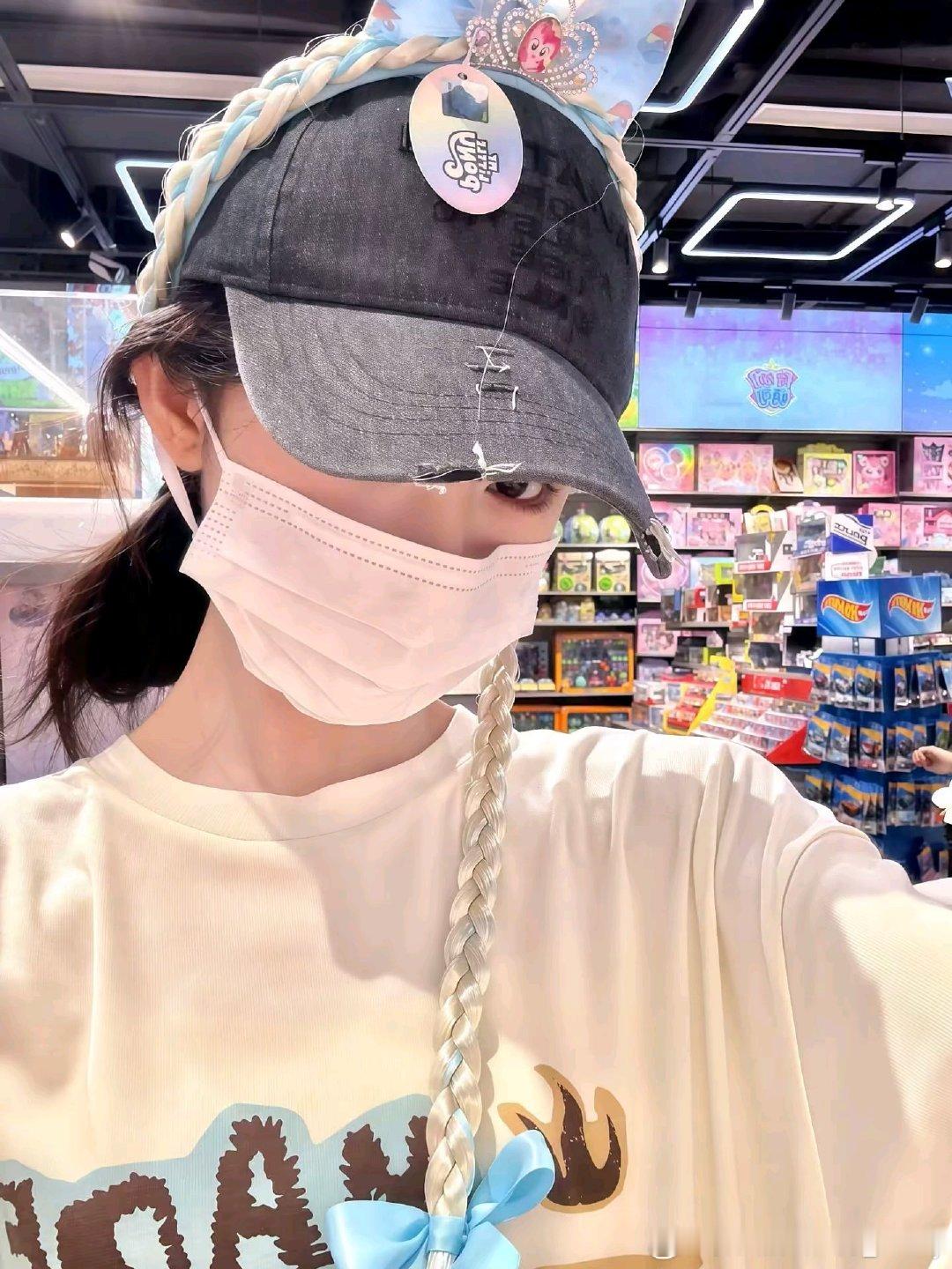 #鞠婧祎[超话]#jjy#鞠婧祎苏绿夏#jjy#鞠婧祎万花世界#

我嘴硬到什么程度呢 就比如我眼泪都掉下来了 还是跟你说了句没事

​