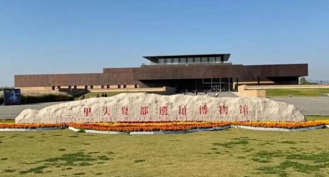 关于秦始皇生父的问题，司马迁并没有单方面判定秦始皇生父是谁，而是同时收录了两种不同来源的史料：
《史记·秦始皇本纪》原文：秦始皇帝者，秦庄襄王子也。庄襄王为秦质子于赵，见吕不韦姬，悦而取之，生始皇。以秦昭王四十八年生于邯郸。
《