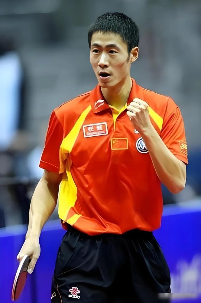 王励勤上来不到半年，直接把国乒的饭圈那套给掀了。
10月4号首钢园WTT开幕式，他没喊口号，就撂下一句：中国乒乓的使命不只是争金夺银，更要推广乒乓文化。隔了四天，又跟国际乒联主席一起蹲在训练馆，跟一帮小孩挥拍对拉。
再看看他对饭圈的态度，就八个字：态度鲜明，坚决抵制。说这东西损害形象、歪曲精神，
