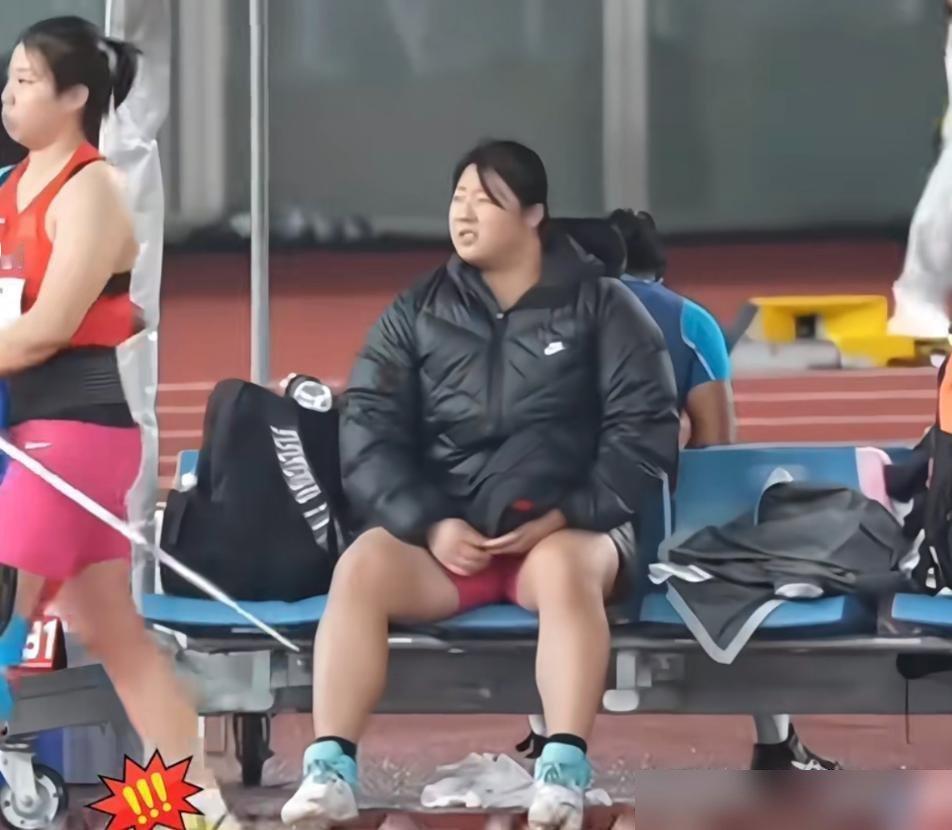 18岁，第一投70米46，直接不玩了。
亚运会女子标枪决赛，严子怡上来就破了赛会纪录，断层碾压日本名将北口榛花。然后她收起标枪，后面五次机会全放弃。
“一枪下班”，比完赛跟没事人一样站那。
赛后她说，其实计划是投好前两投，没想到第一下就锁了。她还说，之前心态太急才受的伤，这次学会了收着打。