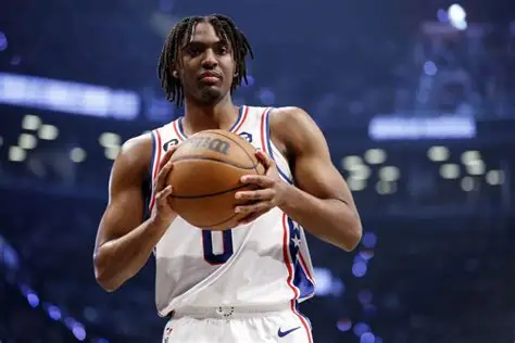 看NBA上咪咕视频，随着詹姆斯、布朗加盟76人，他们的阵容迎来大升级，最强首发五人马克西、VJ-埃奇库姆、杰伦布朗、詹姆斯、恩比德。网上都在传这支76人可以比肩当年的宇宙勇，要知道当年宇宙勇坐拥四个全明星，曾砍下单赛季73胜的表现。
当詹姆斯、布朗加盟后，这支76人下赛季可能首发五个全明星。上赛季常