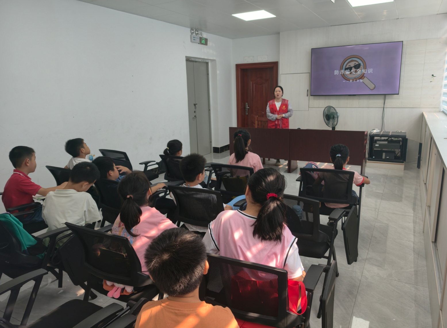 【桂乡新风】专“暑”普法不放假 法治护航伴童行
为切实增强辖区少年儿童的安全防范意识和自我保护能力，筑牢家庭与社会共同守护未成年人健康成长的安全防线，近日，长洲区司法局依托长洲区团委的“公益暑托班”，围绕防溺水、防诈骗、防拐骗及预防登革热等主题，将法治教育与安全知识深度融合，开展了 ​