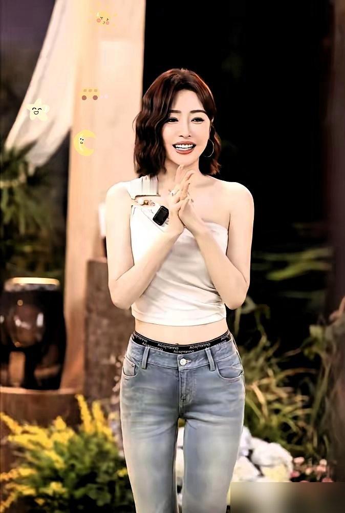 秦岚那条低腰牛仔裤，露出来的腰线，直接把内娱女星的“身材内卷”卷到了新高度。
同样的穿法，放别人身上是翻车，放她身上就是高级。差别不在衣服，在腰上那两条肌肉线条。45岁，不吃水果，只喝温水，常年普拉提。别人红毯前饿三天，她把这套活成了日常。
前几天录《花少》，海滩上歇着，还能跟海鸥“电音回嗷”，