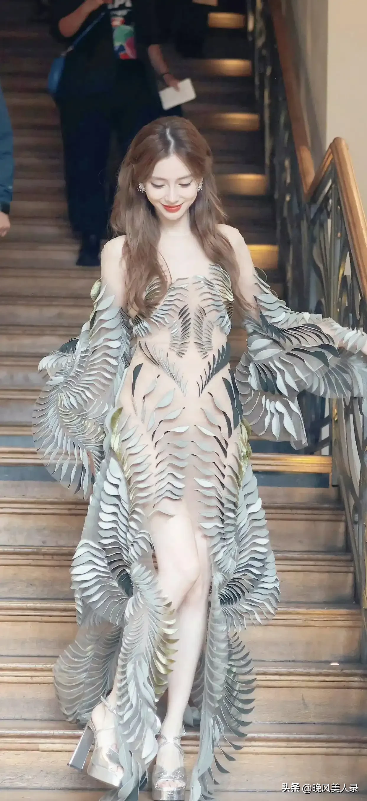 杨颖这身礼服，也太惊艳了✨

巴黎时装秀出场的Angelababy杨颖👗
这件叶子造型的透视长裙，真的好有高级感！
一头棕黄色的长发，温柔又大气，每一张都耐看。
美图欣赏，一起来感受这份时尚魅力❤️
 
杨颖Angelababy 明星穿搭 时装秀