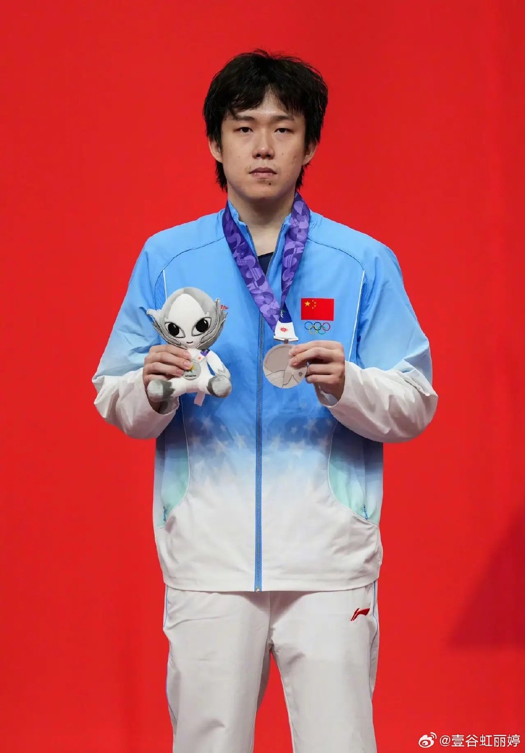 2026亚运会乒乓球男单决赛，国乒巅峰内战🔥
林诗栋4-0击败王楚钦，拿下个人首枚亚运男单金牌，王楚钦收获亚军！
#国乒包揽金银牌#，两位小将全力拼搏，都是好样的，祝贺！#林诗栋金牌# ​