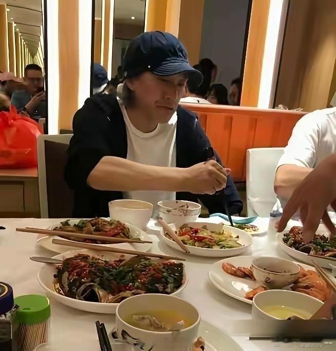 周星驰去梁朝伟家蹭饭，全程闷头狂吃零交流，吃干抹净直接走人。刘嘉玲最近爆料，星爷来家里，向来只找梁朝伟。俩相识38年的老头，上了饭桌跟陌生人一样。一个死磕饭菜，一个安静陪坐。吃饱喝足，房门一关，两人才开始疯聊电影。对刘嘉玲，星爷从来不套近乎，只恭恭敬敬叫一声嘉玲姐。30多年了，半个娱 ​