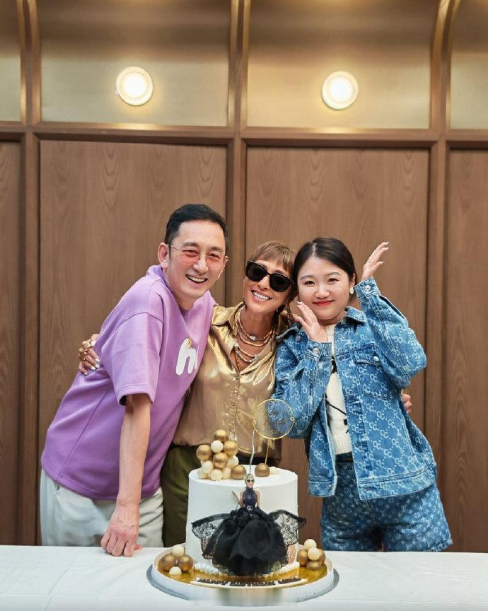上山诗钠一年一度的生日宴总是星光云集，大咖阵容格外抢眼。邱淑贞夫妇、梁家辉夫妇、叶童夫妇、杜德伟夫妇、吴启华、方中信、冯德伦、曾志伟、唐鹤德等圈内友人悉数现身，场面热闹非凡。

#我在微博聊电影##电影正当夏# ​​​