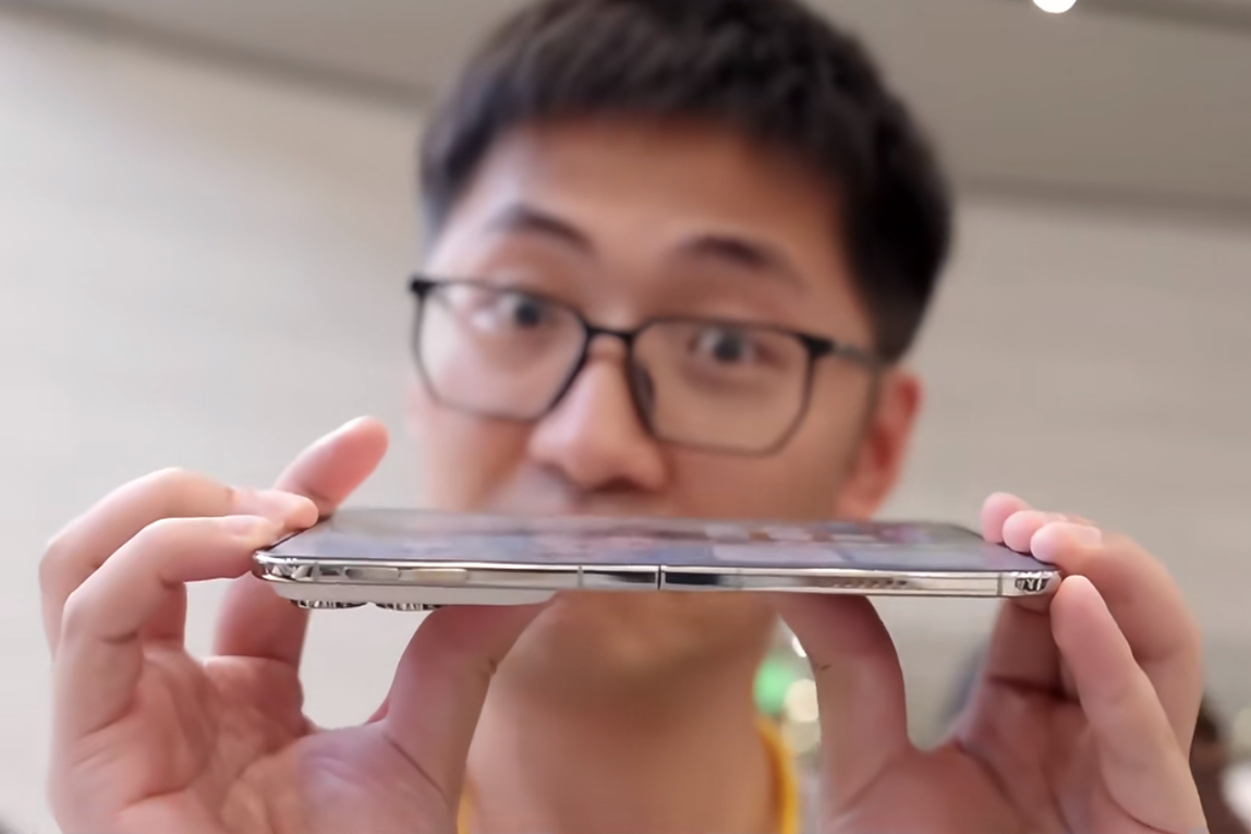 你知道吗！iPhoneDuo反向掰会闪屏，苹果称人为不保修
iPhone Duo那个&34;反向掰&34;的操作，会导致外屏闪屏。
苹果公司方面给出的理由是，人为造成的损坏不享受保修服务。
可以折叠的屏幕，一不留神就会把钱给折出来。
这笔钱花掉之后，比折叠还要方便快捷。苹果折叠屏维修 苹果折叠屏维修