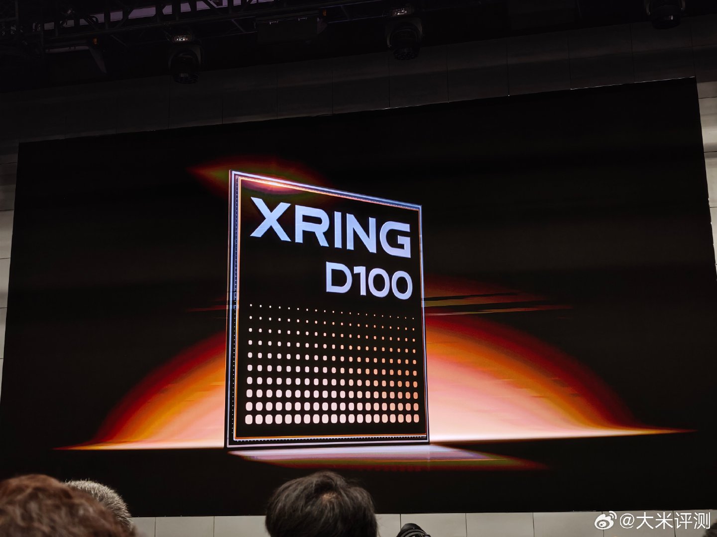 玄戒 D100 智驾芯片 3nm 20 核 CPU，16 核NPU，最高支持 200B 本地大模型部署~ ​