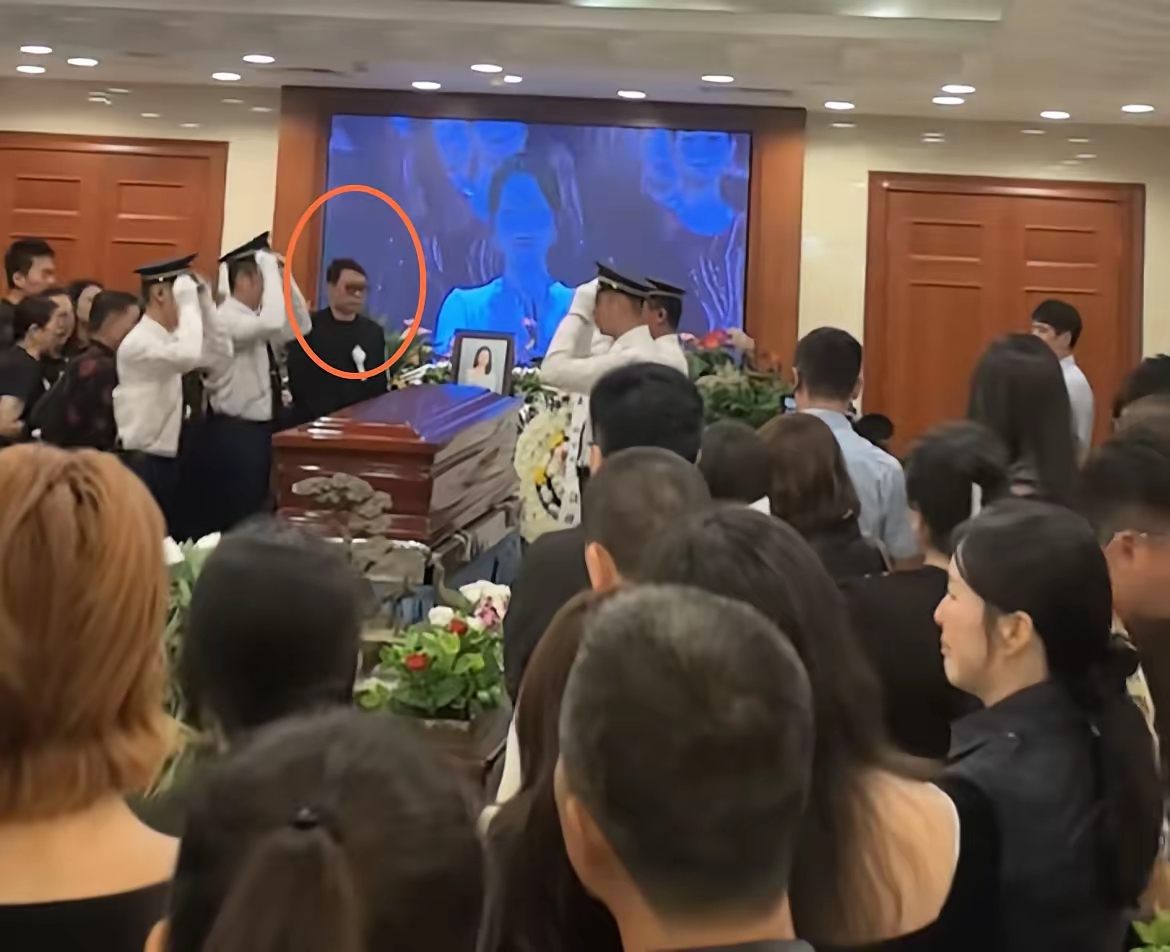 龚爽八宝山告别仪式今早落幕，棺木缓缓推出时丈夫何嘉炜寸步不离跟着挪步，舞台上亮过整座音乐厅的姑娘，这回安静得满厅人都不敢出声。
 
九点的兰厅其实不大，满打满算就能站几十个人，来的全是至亲、同行和老熟人。阎维文早早就进了场，卞留念、司马南捧着白菊排在队伍里，谭维维、张韶涵赶不过来，托人送的花圈沿着墙
