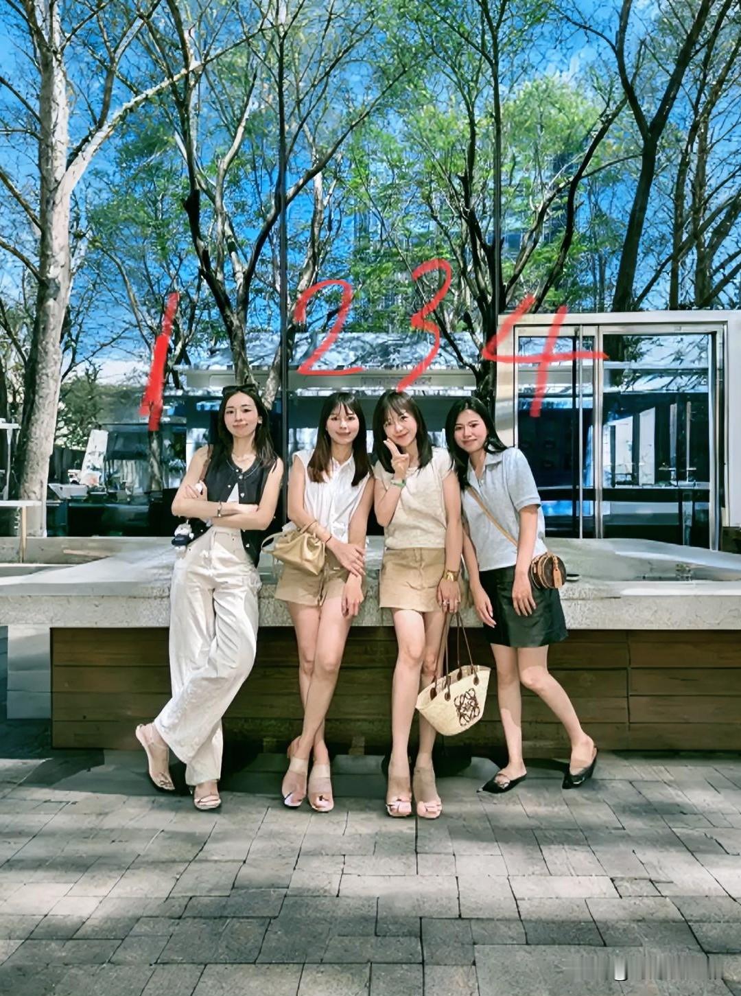 4位神仙姐姐同框！第3个甜笑杀我，你最心动哪一个？   谁懂啊！这四位...