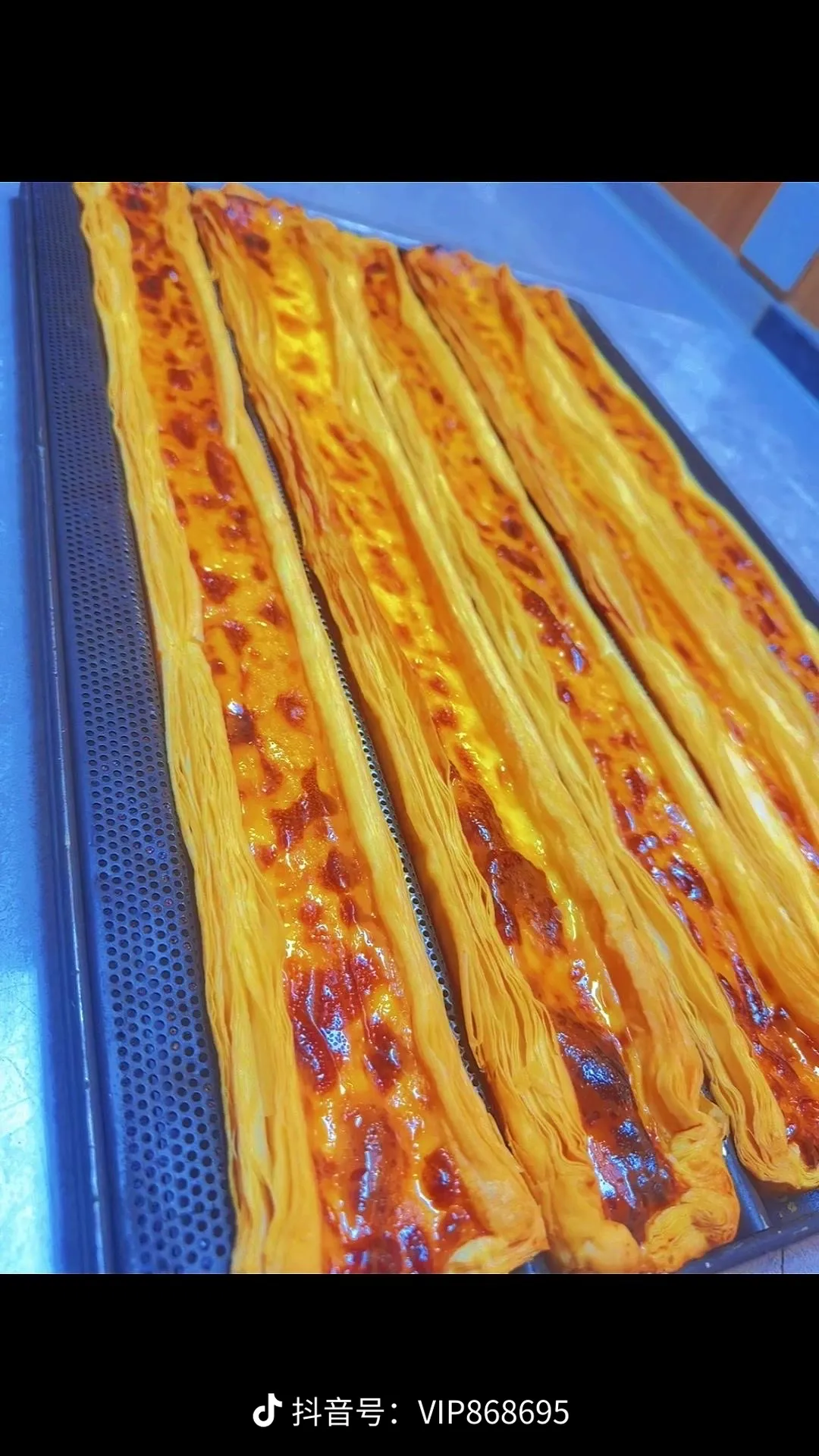 一款长达60厘米的超长蛋挞走红网络，凭借夸张的外形迅速刷屏社交平台，多地门店出现供不应求的情况。
 
这款巨型蛋挞打破常规甜品尺寸，吸引大量顾客专程打卡拍照。近几年网红特色甜品层出不穷，很多商家靠创意造型带动门店流量。
 
不过不少网友表示，它更适合打卡分享，一次性吃完难度不小，口感也和普通蛋挞存在