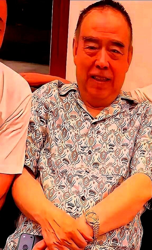 大导演陈凯歌在饭局上给人端茶倒水剥虾壳，亲儿子陈飞宇在旁边连个正座都没有，只能单膝候着。

到了片场更狠，直接六亲不认。大太阳底下让儿子当助理打杂，一天熬十几个小时，一句台词没咬准就能死磕三个星期，半点脸面不给留。用陈凯歌的话说，现场只有导演没有爹。

很多当爹的在外面摆谱，回家把儿子当祖宗供着。但