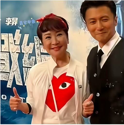 狄波拉谈锋菲复合，欣慰谢霆锋因恋情蜕变

2014年，谢霆锋与王菲再度复合，一时间成为大众热议的话题。谢霆锋的母亲狄波拉在出席节目《谭咏麟笑唱人生40年》时，大方谈及儿子与王菲的这段感情，言语之间满是欣慰。

面对记者关于锋菲家庭聚餐的提问，狄波拉心态十分豁达，她笑着调侃，如果能够一家人同桌吃饭，甚