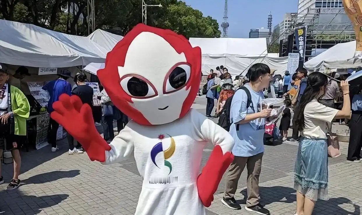名古屋亚运会开幕式彻底演砸！氛围阴郁诡异遭全网吐槽全程敷衍走形式，看台大片空座直接戳穿此前“门票售罄”的官宣，伊朗代表团刚走完入场式就集体提前退场。从机场滞留到国歌放错，本届大赛乱象频出，堪称近年体验感最差的一届洲际赛事。

瑞穗公园陆上体育场改造后可容纳三万五千名观众，开幕式当天的看台却远没有坐满