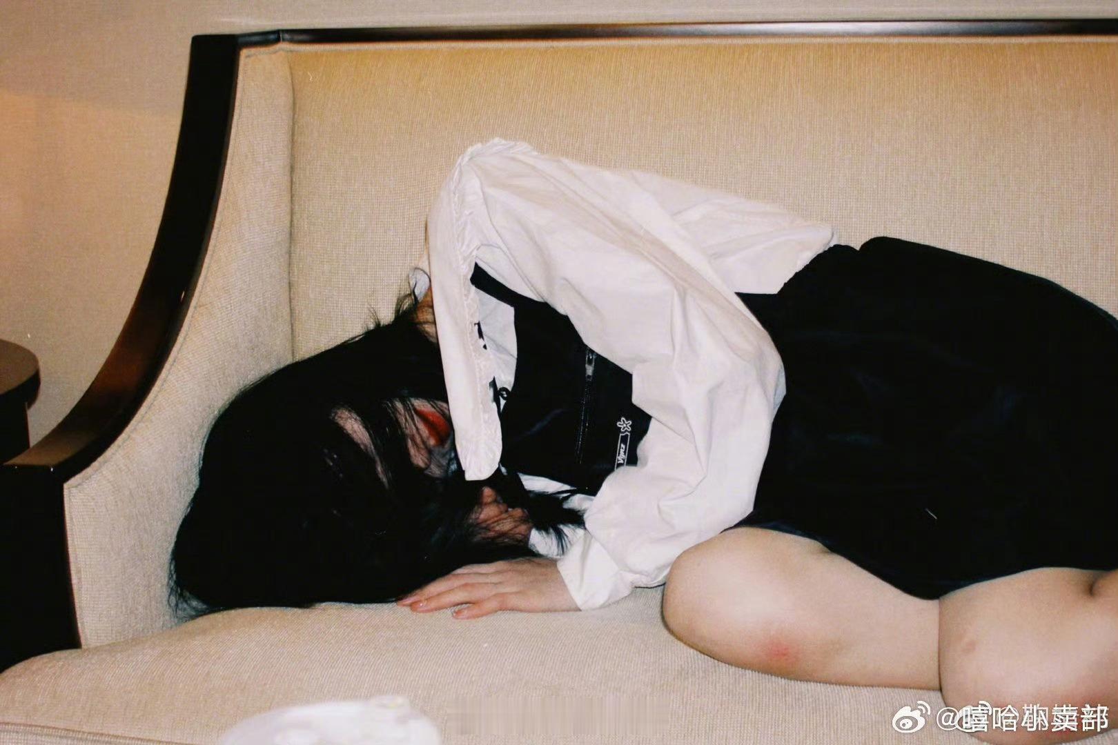 忍过别人不能忍的才算本事😿
鞠婧祎你永远有向上的勇气👆 
#鞠婧祎高空吊威亚速降# ​