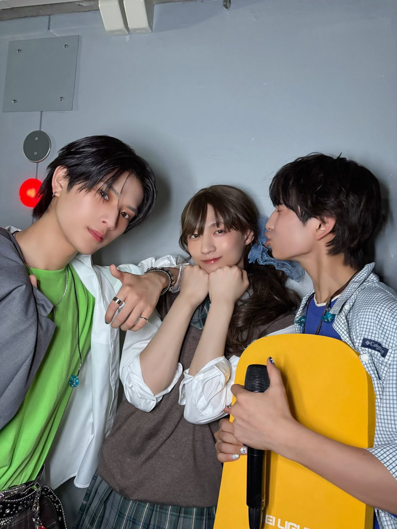 #日产浪漫# 沉睡的丈夫估计也管不过来了除了旁边那个追求者都要排到大洋彼岸了 ​