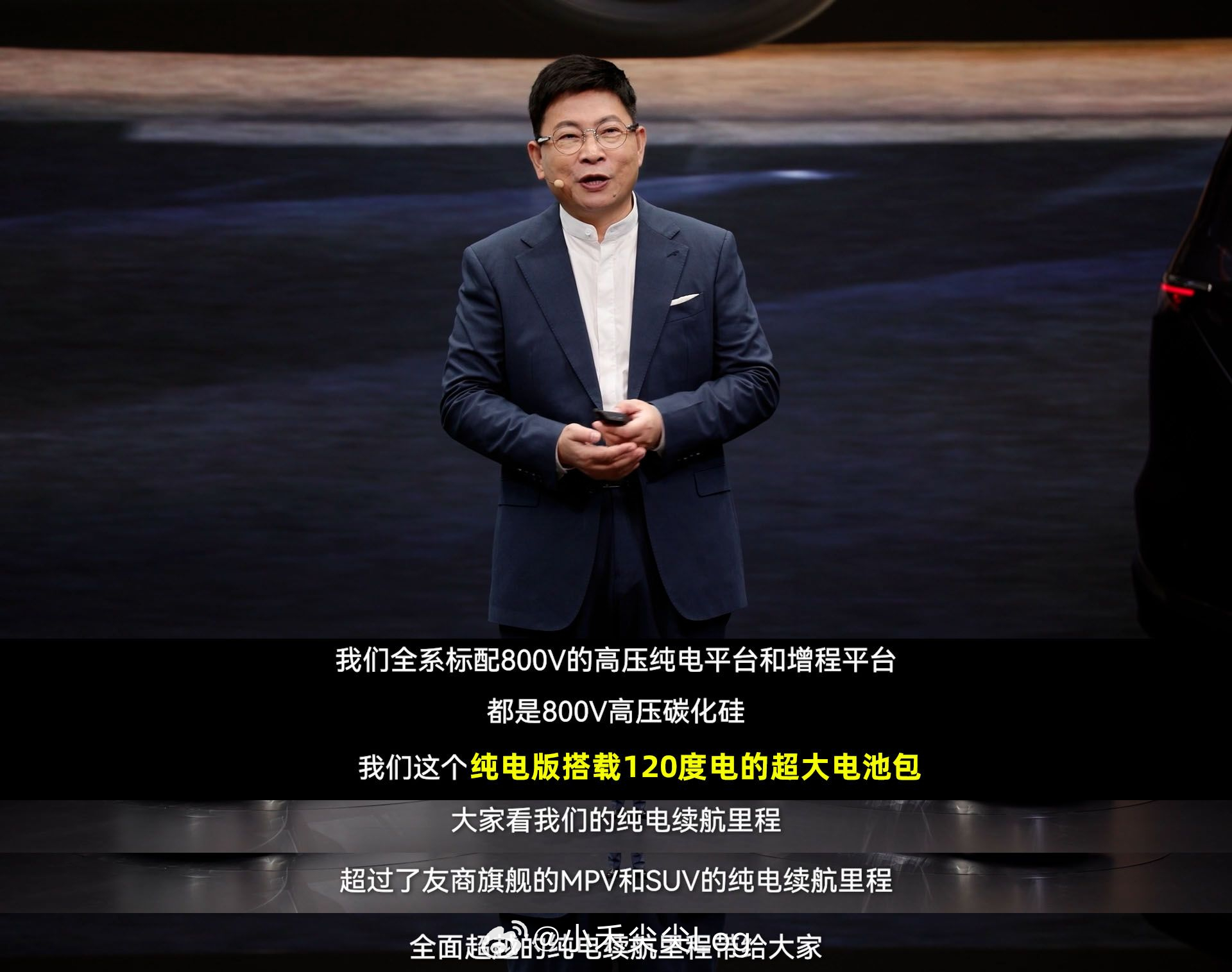 #享界V8首搭华为云晰柔光屏##余承东发布鸿蒙智行首款纯电MPV# 9月28日，余承东在鸿蒙智行新品发布会，官宣享界V8正式开启预售，预售32.98万元起，现在预订至高享6000元权益。

余承东说，家用车的答案一定是MPV，越品越对。7座SUV看着能坐7个人，满载第三排就是应急座，空间挤，后备箱直接没了，载人载 ​