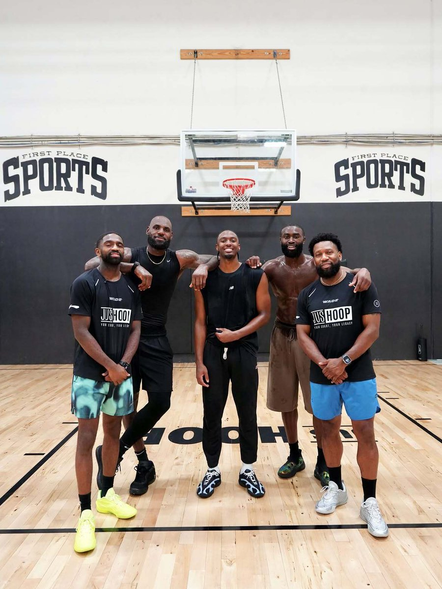 #NBA[超话]##NBA# 
詹姆斯、马克西、布朗合体训练，76人新赛季越来越近了！ ​​​​
马克西说76人新赛季不会有人以自我为中心，这个很关键：我认为最重要的是我们不能有任何人以自我为中心。
我们队里有两个人拿过常规赛MVP，两人拿过总决赛MVP，多位奥运金牌得主，多位场均25分以上的全明星球员、最 ​