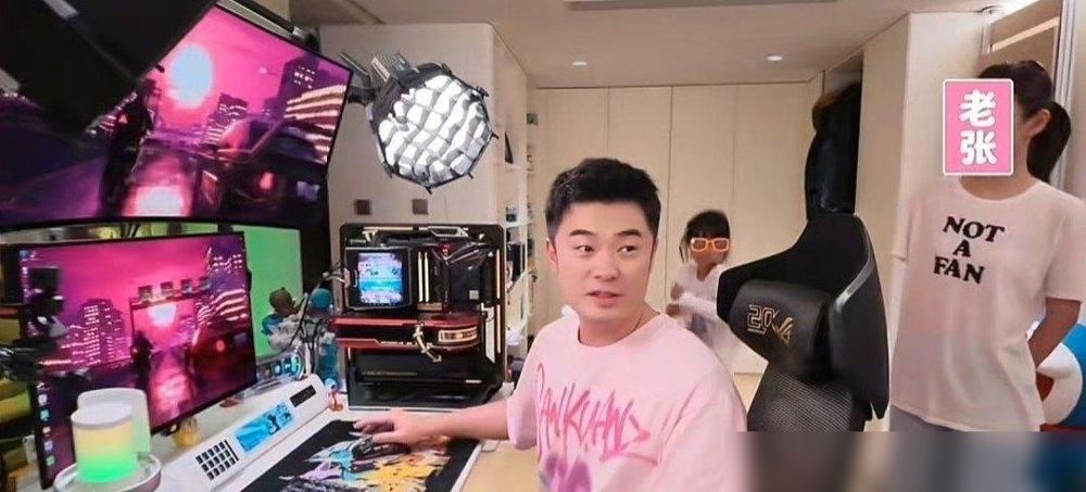 陈赫家那个电竞房，张子萱一出手就是二十万打底。墙上那面鞋墙，随便一双拿出来，二手市场五位数起步。防尘罩一扣，跟博物馆似的。重点是房间还接了个叫MOSS的智能系统，喊一嗓子，直播模式、电竞模式直接切。三块曲面屏一围，氛围灯一亮，人坐进去跟进了驾驶舱一样。很多人算账，说普通人得不吃不喝攒五六年。但真正扎